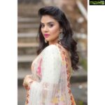 Sreemukhi Instagram - Dasara Dosti! ✨ For @zeetelugu 🥰 Styled by @impriyankasahajananda Outfit @akruthi_label Jewellery @shubampearls PC @chinthuu_klicks Make up @nookesh.malla Hair @gopi_bridal_makeovers #sreemukhi #zeetelugu #dasara #dasaradosti #styledbypriyankasahajananda
