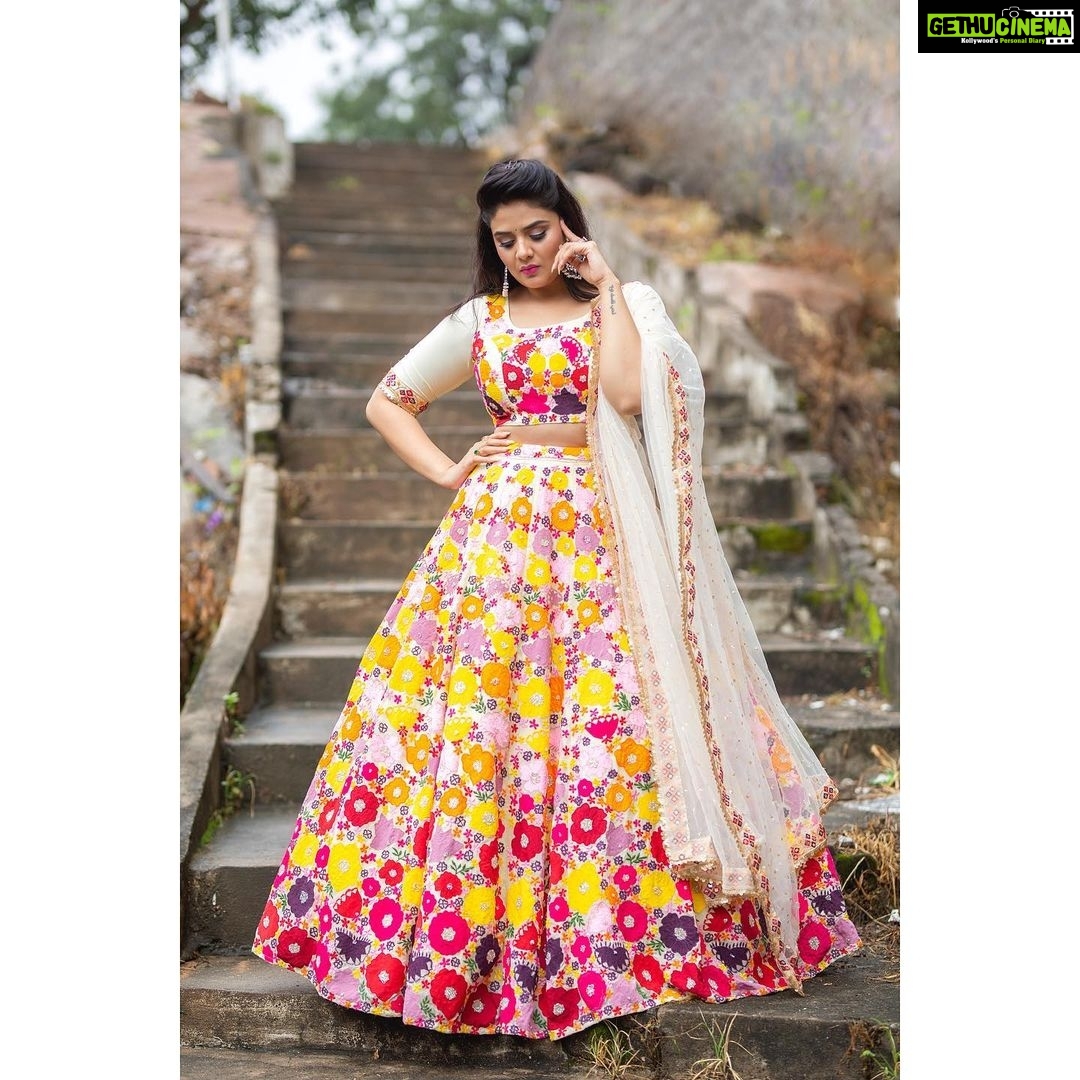 Sreemukhi Instagram - Dasara Dosti! ✨ For @zeetelugu 🥰 Styled by @impriyankasahajananda Outfit @akruthi_label Jewellery @shubampearls PC @chinthuu_klicks Make up @nookesh.malla Hair @gopi_bridal_makeovers #sreemukhi #zeetelugu #dasara #dasaradosti #styledbypriyankasahajananda
