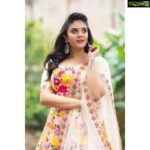 Sreemukhi Instagram - Dasara Dosti! ✨ For @zeetelugu 🥰 Styled by @impriyankasahajananda Outfit @akruthi_label Jewellery @shubampearls PC @chinthuu_klicks Make up @nookesh.malla Hair @gopi_bridal_makeovers #sreemukhi #zeetelugu #dasara #dasaradosti #styledbypriyankasahajananda