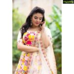 Sreemukhi Instagram - Dasara Dosti! ✨ For @zeetelugu 🥰 Styled by @impriyankasahajananda Outfit @akruthi_label Jewellery @shubampearls PC @chinthuu_klicks Make up @nookesh.malla Hair @gopi_bridal_makeovers #sreemukhi #zeetelugu #dasara #dasaradosti #styledbypriyankasahajananda