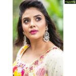 Sreemukhi Instagram - Dasara Dosti! ✨ For @zeetelugu 🥰 Styled by @impriyankasahajananda Outfit @akruthi_label Jewellery @shubampearls PC @chinthuu_klicks Make up @nookesh.malla Hair @gopi_bridal_makeovers #sreemukhi #zeetelugu #dasara #dasaradosti #styledbypriyankasahajananda