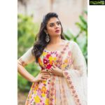 Sreemukhi Instagram - Dasara Dosti! ✨ For @zeetelugu 🥰 Styled by @impriyankasahajananda Outfit @akruthi_label Jewellery @shubampearls PC @chinthuu_klicks Make up @nookesh.malla Hair @gopi_bridal_makeovers #sreemukhi #zeetelugu #dasara #dasaradosti #styledbypriyankasahajananda
