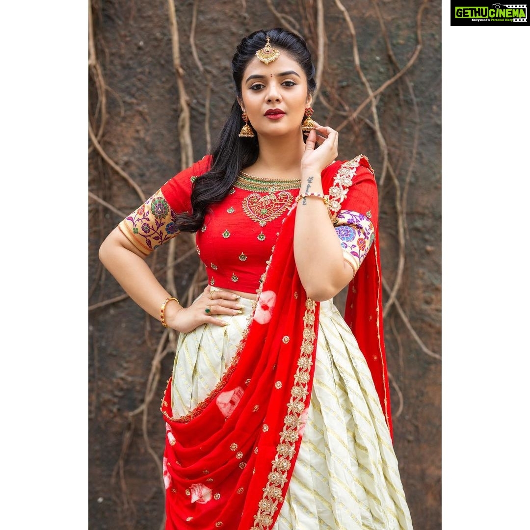 Sreemukhi Instagram - Comedy stars ✨ Styled by - @greeshma_krishna.k Outfit by - @kadhambari_studio Accessories - @pretty.jewelbox PC @chinthuu_klicks Make up @nookesh.malla Hair @gopi_bridal_makeovers #comedystars #sreemukhi #starmaa