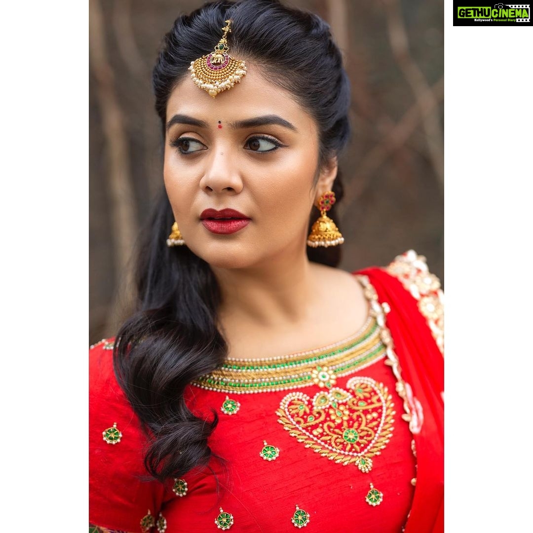 Sreemukhi Instagram - Comedy stars ✨ Styled by - @greeshma_krishna.k Outfit by - @kadhambari_studio Accessories - @pretty.jewelbox PC @chinthuu_klicks Make up @nookesh.malla Hair @gopi_bridal_makeovers #comedystars #sreemukhi #starmaa