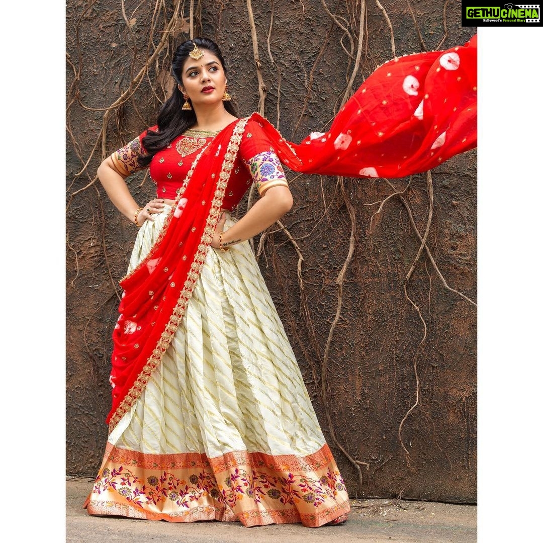 Sreemukhi Instagram - Comedy stars ✨ Styled by - @greeshma_krishna.k Outfit by - @kadhambari_studio Accessories - @pretty.jewelbox PC @chinthuu_klicks Make up @nookesh.malla Hair @gopi_bridal_makeovers #comedystars #sreemukhi #starmaa