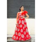 Sreemukhi Instagram - Bomma Adhirindi! 🔥 Starts tonight at 9pm on @zeetelugu @agasthyaarts ☺️ Outfit @rekhas_couture Styling @kirthana_sunil Earrings @bandhanemporio PC @chinthuu_klicks Make up @ramu_makeupartist Hair @gopi_bridal_makeovers #bommaadhirindi #sreemukhi #agasthyaarts #zeetelugu