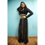 Sreemukhi Instagram - Bomma Adhirindi ☺️ Starts tomorrow at 9pm! 💃🏻🔥 On @zeetelugu @agasthyaarts Outfit @rekhas_couture Styling @kirthana_sunil PC @chinthuu_klicks Earrings @bandhanemporio Make up @ramu_makeupartist Hair @gopi_bridal_makeovers #sreemukhi #bommaadhirindi #agasthyaarts #zeetelugu