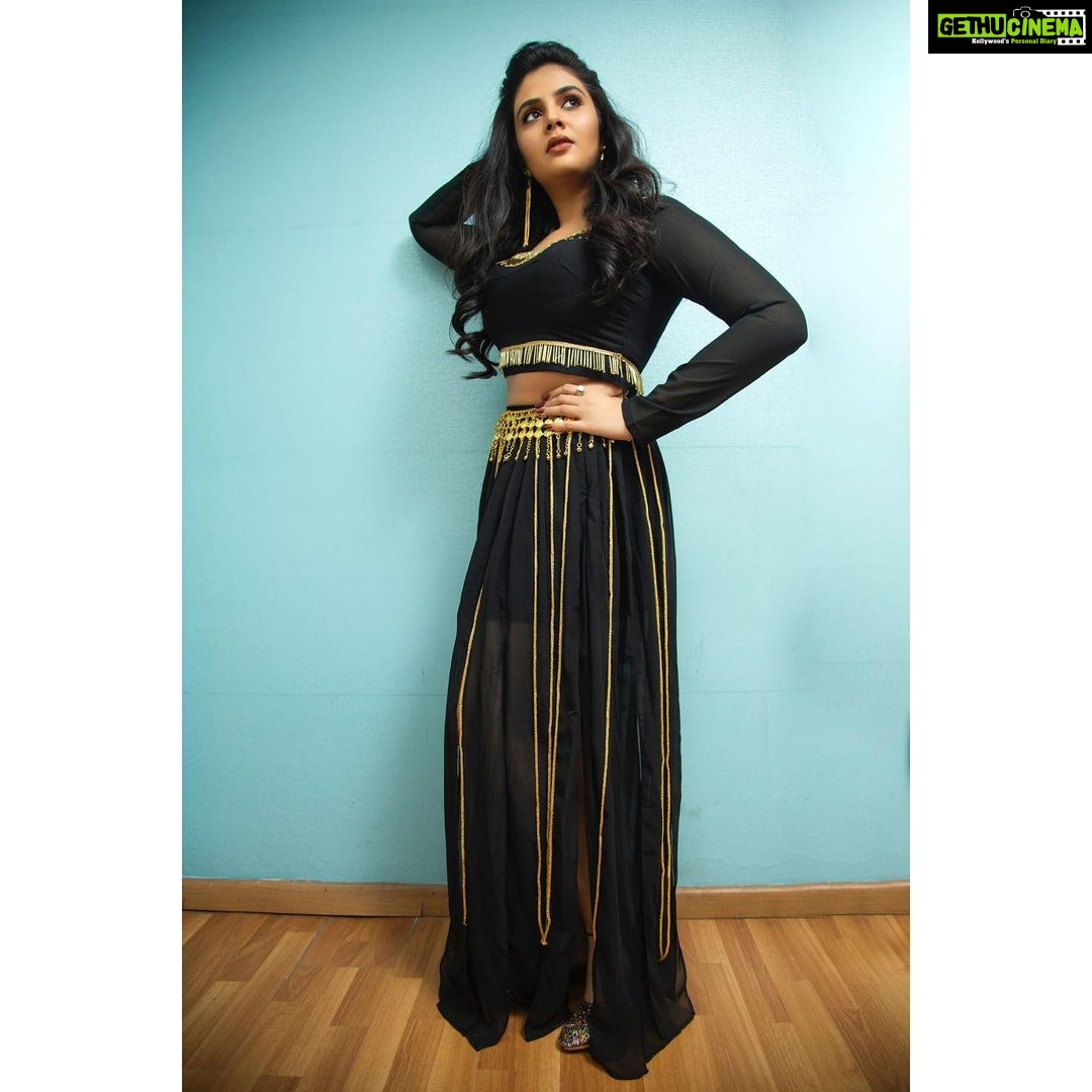 Sreemukhi Instagram - Bomma Adhirindi βΊοΈ Starts tomorrow at 9pm! ππ»π₯ On @zeetelugu @agasthyaarts Outfit @rekhas_couture Styling @kirthana_sunil PC @chinthuu_klicks Earrings @bandhanemporio Make up @ramu_makeupartist Hair @gopi_bridal_makeovers #sreemukhi #bommaadhirindi #agasthyaarts #zeetelugu