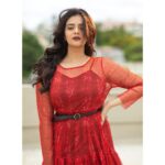 Sreemukhi Instagram - “Oh Womaniya” ☺️ Frizzy Hair, Don’t care! 😍❤️ Styling @kirthana_sunil PC @chinthuu_klicks Make up @nookesh.malla Hair @gopi_bridal_makeovers #sreemukhi #ohwomaniya