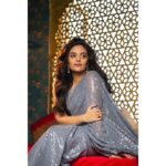 Sreemukhi Instagram - Oh Womaniya in this beautiful saree!😍 Outfit @rekhas_couture Styling @kirthana_sunil PC @chinthuu_klicks Earrings @bandhanemporio Make up @nookesh.malla Hair @gopi_bridal_makeovers Location @themayabazar #sreemukhi #OhWomaniya #sareelove #talkshow #Youtube The Mayabazar