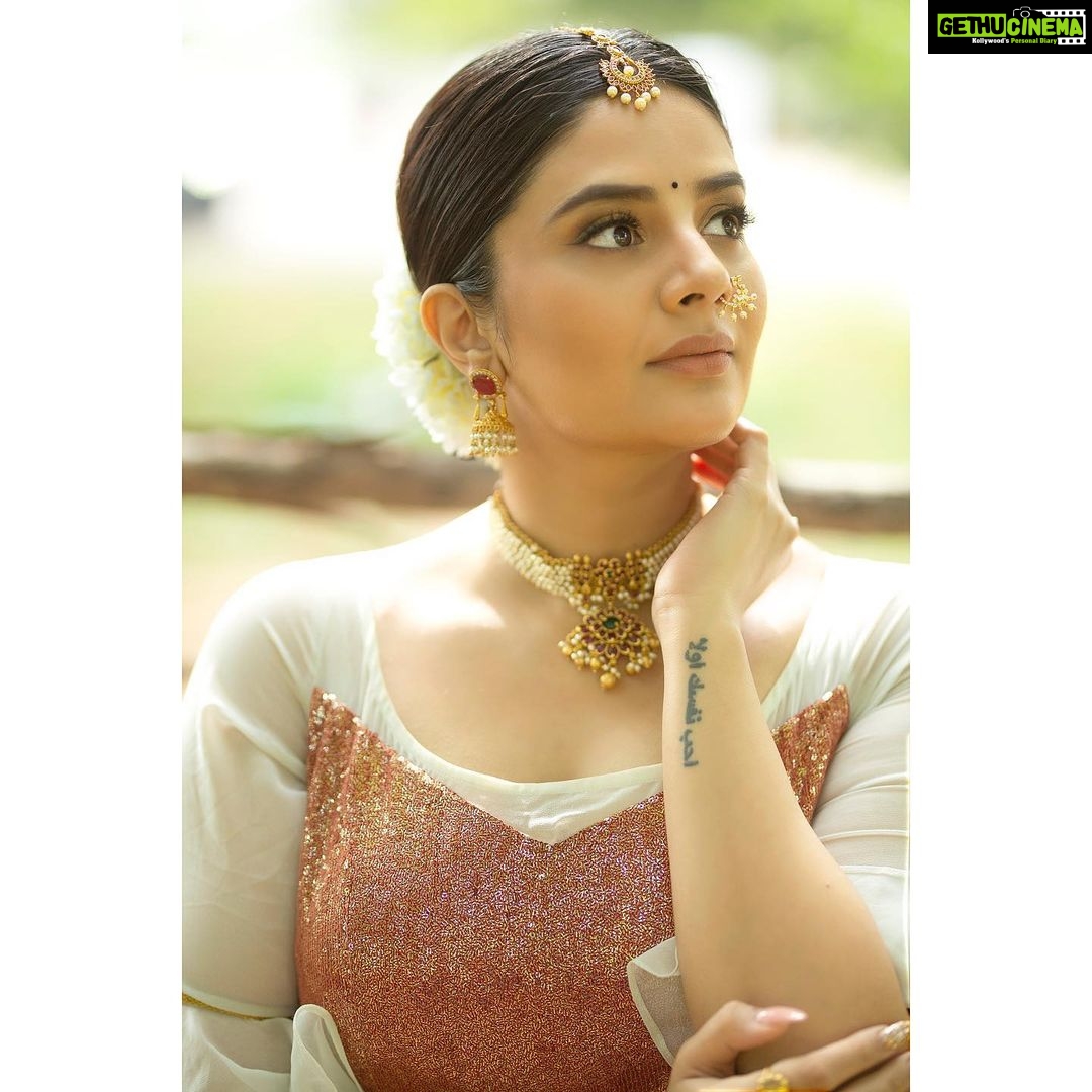 Sreemukhi Instagram - Vinayaka Chavithi Shubhakankshalu ☺️ Catch us on “Anukanadhi okati ainadhi okati” at 9am on ETV! ☺️ Outfit @rekhas_couture Styling @kirthana_sunil PC @chinthuu_klicks Jewellery @bandhanemporio Make up @nookesh.malla Hair @gopi_bridal_makeovers #sreemukhi #anukunnadiokatiayinadiokati #vinayakachavithi2020 #safetyfirstcelebrationnext