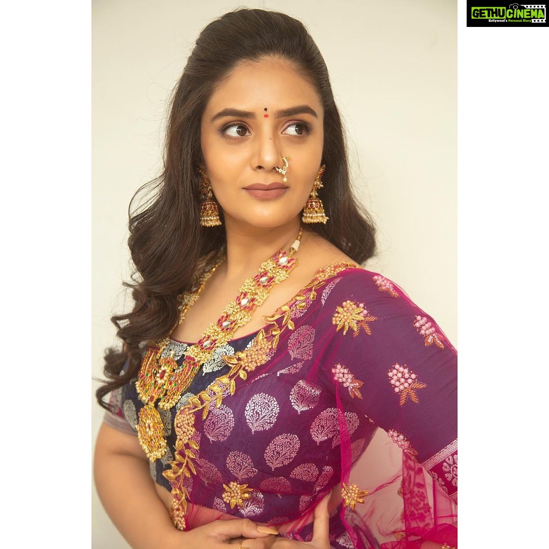 Sreemukhi Instagram - Vinayaka chavithi shubhakankshalu ☺️ Anukunadi okati ainadhi okati on ETV at 9am tomorrow morning! ☺️ Outfit @rekhas_couture Styling @kirthana_sunil PC @chinthuu_klicks Jewellery @bandhanemporio Make up @nookesh.malla Hair @gopi_bridal_makeovers #sreemukhi #anukunadiokatiayinadiokati #vinayakachavithi2020 #safetyfirstcelebrationnext