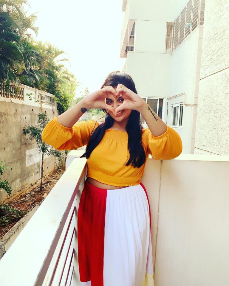 Sreemukhi Instagram - Lots of love to all of you! ❤️ I may not have replied to all of you but you all are my MAJOR source of energy and happiness! ☺️😘❤️ #happy27 #quarantinebirthday #lotsoflove #ramulamma #sreemukhi