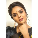 Sreemukhi Instagram – Start music Reloaded! 🖤
Love these sarees!
Outfit @rekhas_couture 
Styling @kirthana_sunil 
PC @chinthuu_klicks 
Earrings @bandhanemporio 
Makeup @nookesh.malla 
Hair- gopi 
#sreemukhi #startmusicreloaded