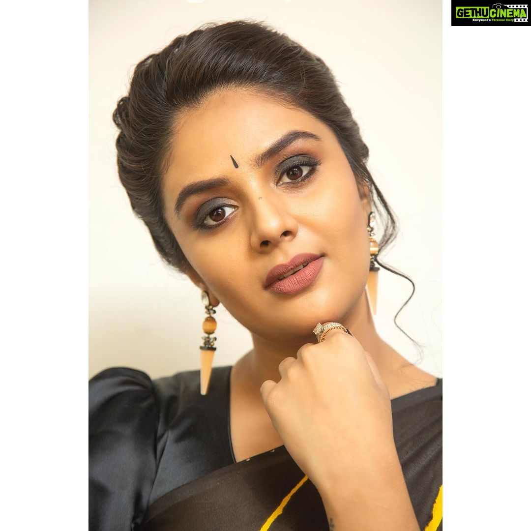 Sreemukhi Instagram - Start music Reloaded! 🖤 Love these sarees! Outfit @rekhas_couture Styling @kirthana_sunil PC @chinthuu_klicks Earrings @bandhanemporio Makeup @nookesh.malla Hair- gopi #sreemukhi #startmusicreloaded