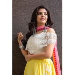 Sreemukhi Instagram – All about yesterday! ☺️
Outfit @rekhas_couture 
Styling @kirthana_sunil 
PC @chinthuu_klicks 
Earrings @bandhanemporio 
Make up @nookesh.malla 
Hair- Gopi
#sreemukhi