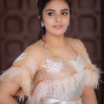 Sreemukhi Instagram – Pataas 1000 plus celebrations tonight!💥
Outfit @rekhas_couture 
Styling @kirthana_sunil 
PC @chinthuu_klicks 
Earrings @bandhanemporio 
Make up @nookesh.malla 
Hair @srinu_hairstylist