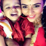 Sreemukhi Instagram - Saregamapa lil champs tonight! This super cuteness sitting on me needs no introduction! 😍❤️ Jewellery @meenakshi_jewellers