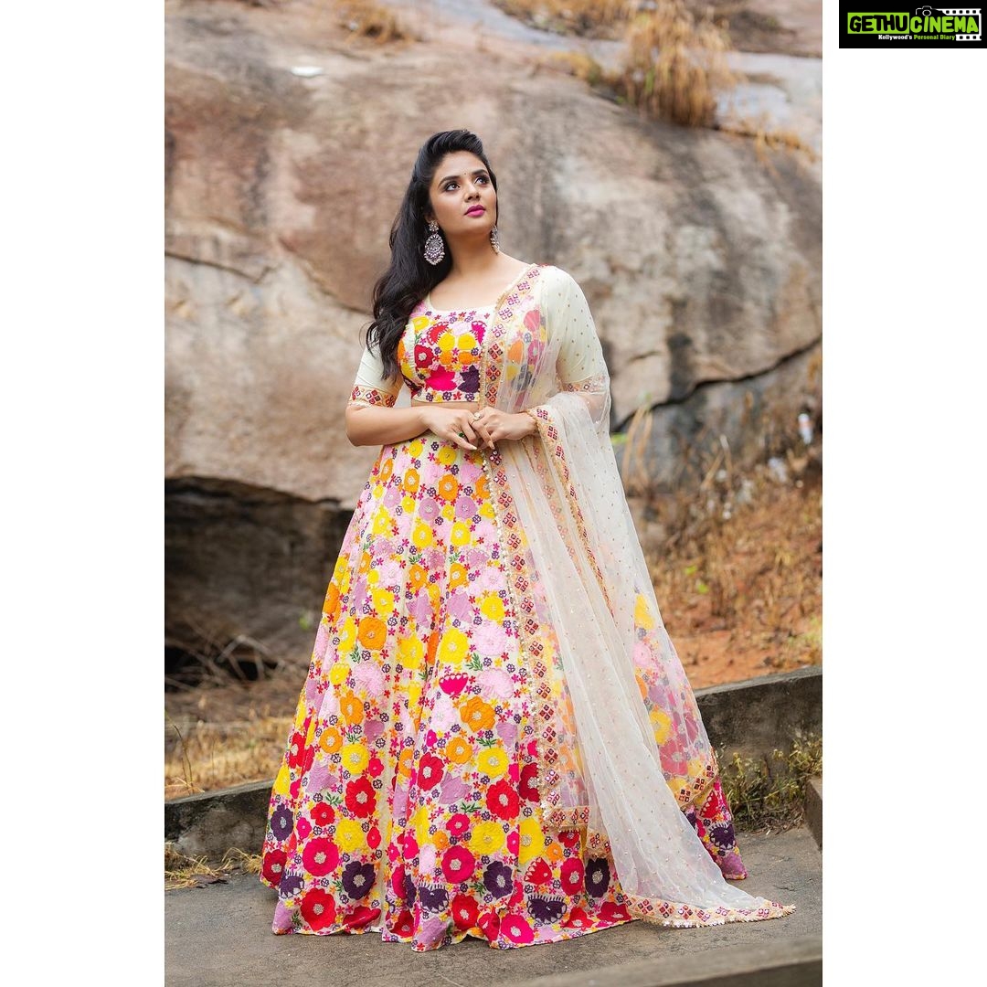 Sreemukhi Instagram - Dasara Dosti! ✨ For @zeetelugu 🥰 Styled by @impriyankasahajananda Outfit @akruthi_label Jewellery @shubampearls PC @chinthuu_klicks Make up @nookesh.malla Hair @gopi_bridal_makeovers #sreemukhi #zeetelugu #dasara #dasaradosti #styledbypriyankasahajananda