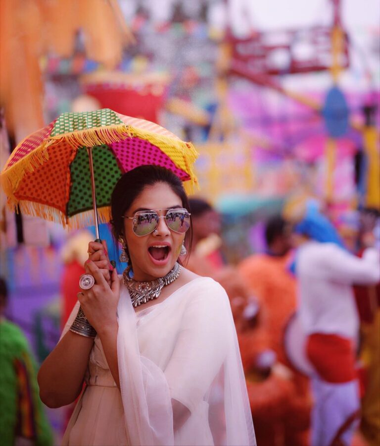Sreemukhi Instagram - Rangula Ratnam on Zee Telugu at 2! Tune into it and enjoy! 😍☺️ #Rangularatnam #Zeetelugu #Holi #fun
