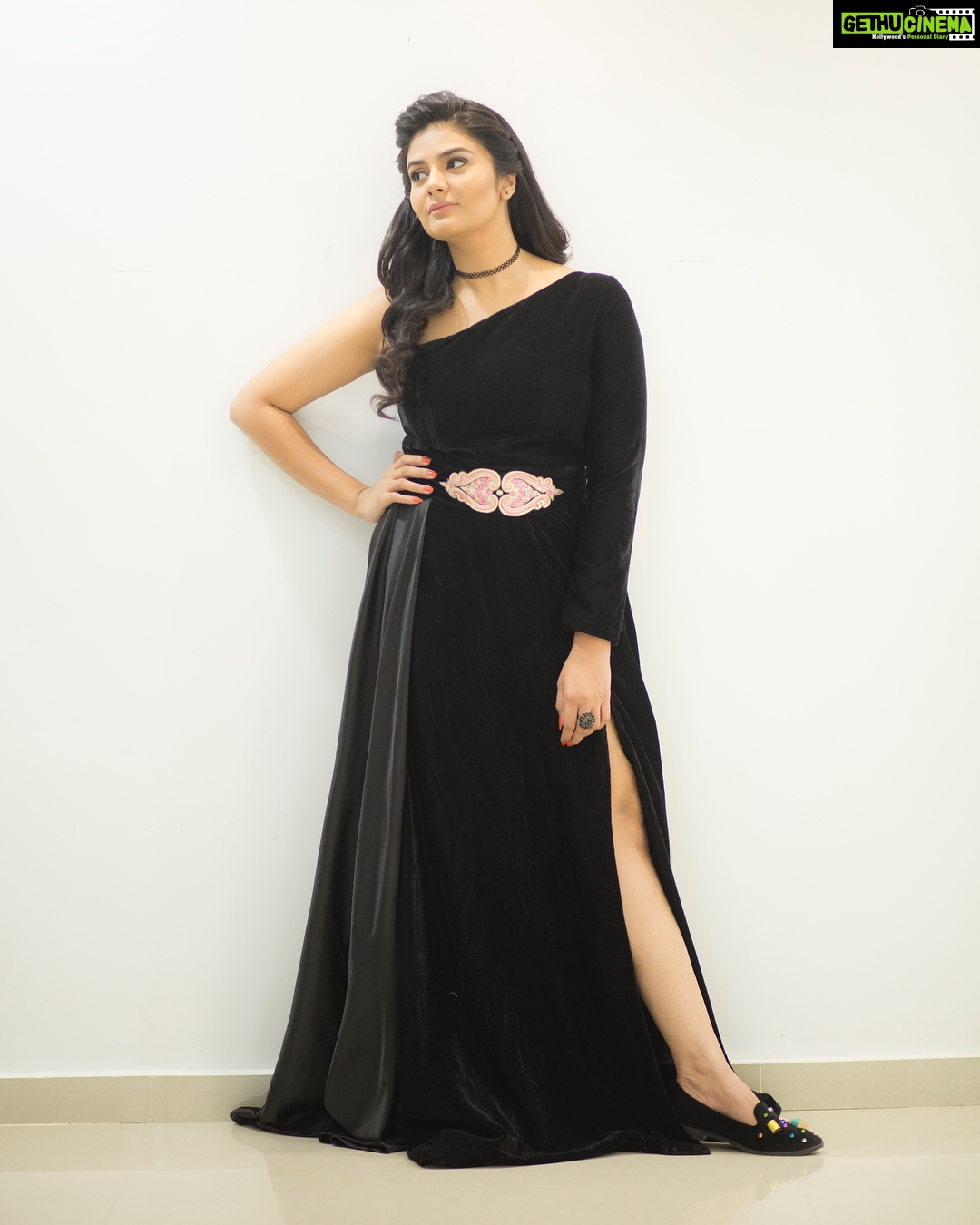 Sreemukhi Instagram - Black magic always works on me! 😍☺️ Outfit- @rekhas_couture PC- @chinthuu1132 #designeroutfitdiaries #blackmagic