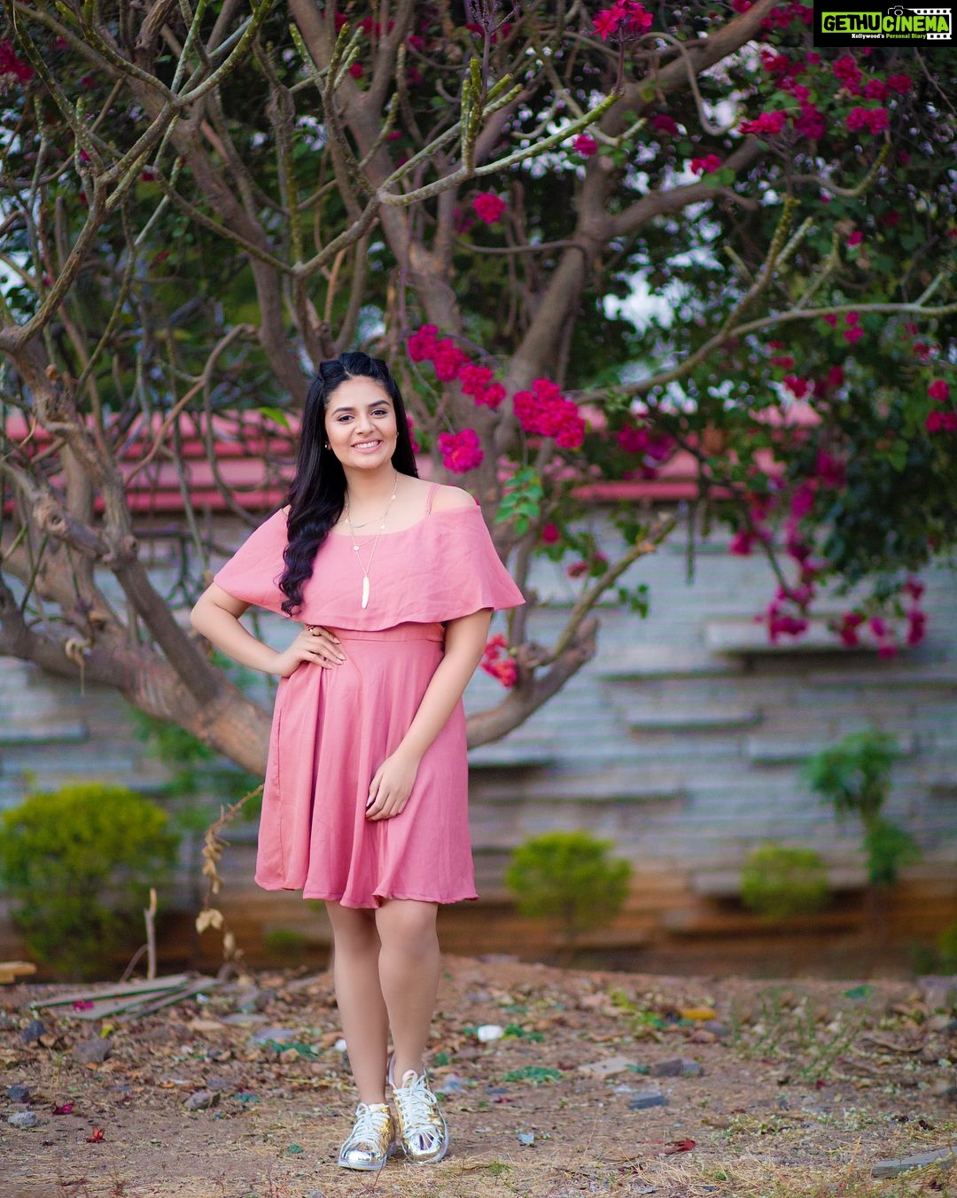 Sreemukhi Instagram - All about today! Shoot has become such a daily routine that I hardly find time for myself or family! Though blessed to have a life like this! ☺️😄 Outfit by @rekhas_couture Kirthana PC- @chinthuu1132 Make up and Hair- Nookesh and Srinu! #designeroutfitdiaries #shoottimes #busylife #enjoyingwork Annapurna Studios