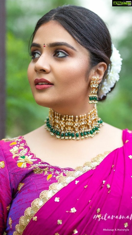 Sreemukhi Instagram - Makeup for the gorgeous and super talented @sreemukhi garu ❤️ For Shravana masam vacchindamma on ETV telugu! Do watch it on August 29th at 7:00 PM @gnapikaentertainments Hair by : @gopi_bridal_makeovers Outfit: @varahi_artstudio Photo courtesy: @chinthuu_klicks Jewelry: @petalsbyswathi Styling: @impriyankasahajananda #sreemukhiarmy #sreemukhifans #sreemukhi #teamsreemukhi #anchorsreemukhi #patassreemukhi #ramulammaarmy #etvtelugu #sitaramaha #celebritymakeupartist #celebritystyle #celebrityface #hyderabadmakeupartist #telugureels #teluguactress #telugucelebrities #sravanamasam