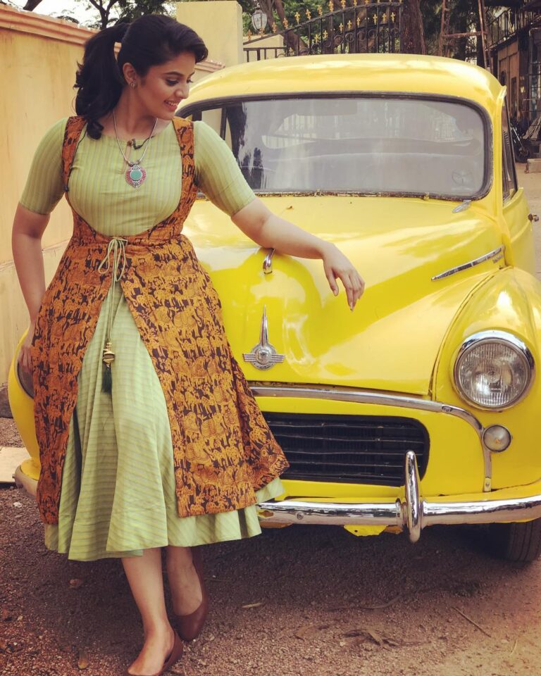 Sreemukhi Instagram - Random click! 😍 PC: Getup Seenu! Outfit by @rekhas_couture Kirthana! #randomclick #designeroutfitdiaries #vintagecars