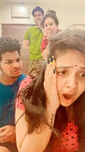 Sreemukhi Instagram - Madhya tharagathi kutumba badhalu🥺🥺 Doctor babu- Vantalakka ❤️ Meeru kalavalani korukuntunam! 😢 @jabardasth_avinash @sushruth @lathasrees My moms debut in my reels! #sreemukhi #mukkuavinash #vantalakka #doctorbabu #reels #reelcheyyufeelavvu