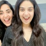 Sreemukhi Instagram – Yaari Teri Daaru Desi 🍻👯‍♀️ 🧿@itsme_anasuya ❤️ 
#NailDate 💅 
@_teasedrybar 🔥
#anasuya #sreemukhi #reels #reelitfeelit #reelkarofeelkaro