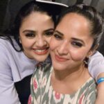 Sreemukhi Instagram - Oh yasss we cannot stop singing or dancing! 😍 To many more crazy night’s! 🤩🔥 @itsme_anasuya love love 🥰❤️😘 #reels #reelitfeelit #memories #anasuya #sreemukhi