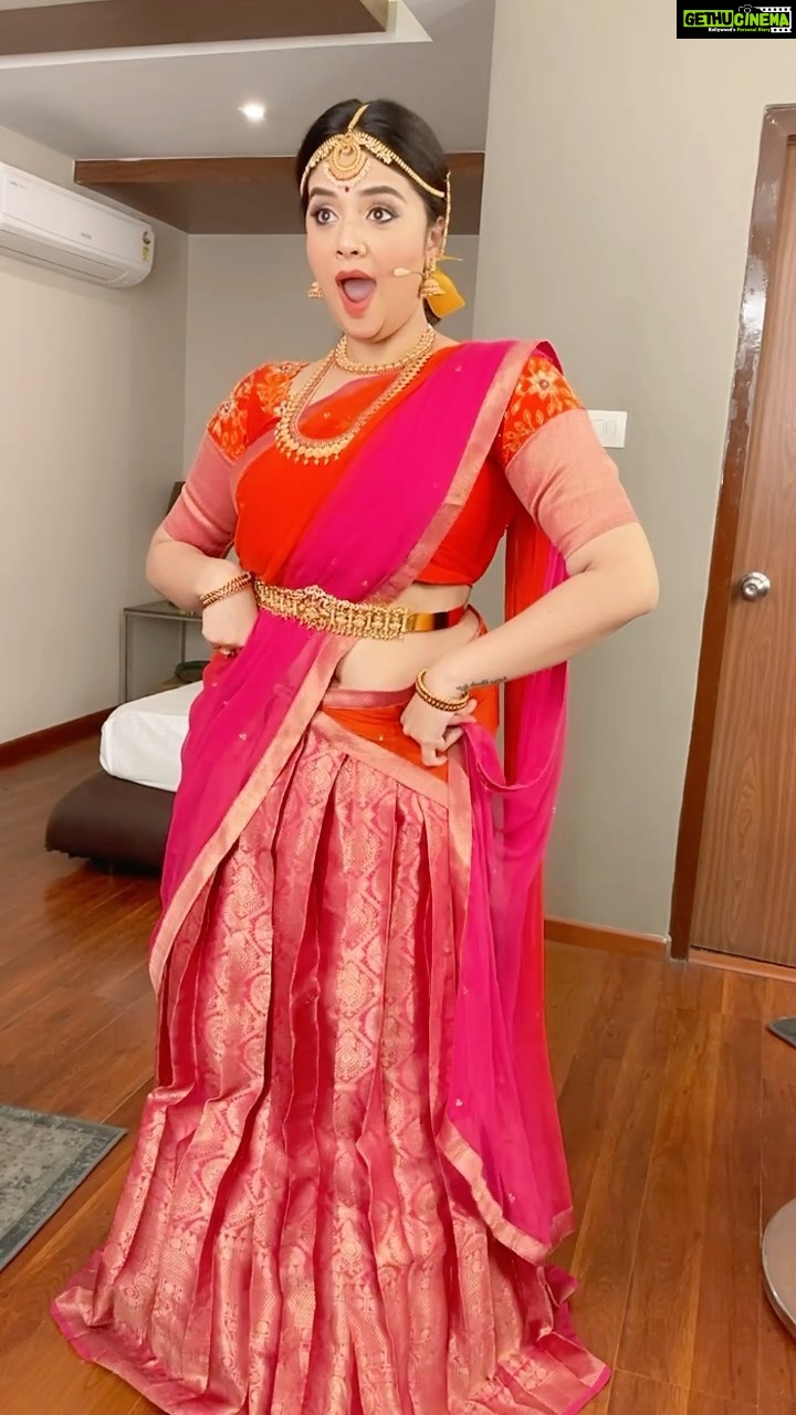Sreemukhi Instagram - Late to the trend! But gave it a late night try! 😂 Shot by @tamannasimhadri ❤️ #sreemukhi #ekbaarchehrahatadesharabi #reels #reelitfeelit #reelkarofeelkaro