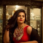 Sreemukhi Instagram - And now this! A complete different avatar from the recent one! Classy and classic! Jewellery: @accessoriesbyanandita Styling: @officialanahita Outfit: @sonyfashions_sonyreddy Pic: @chinthuu1132