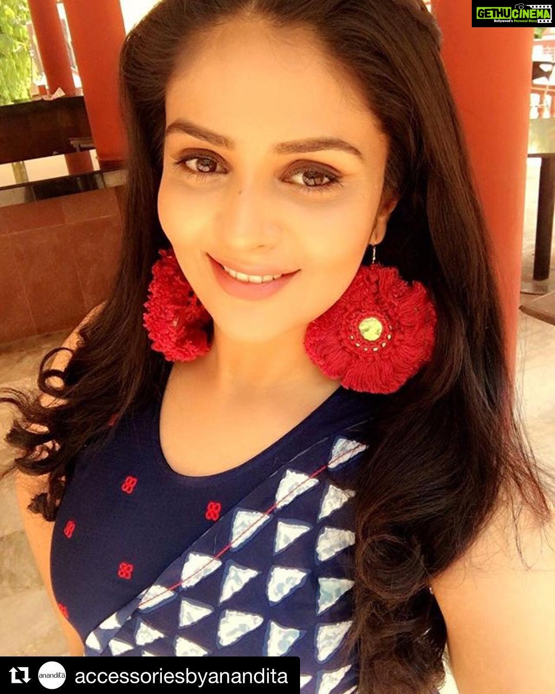 Sreemukhi Instagram - Some super sexy stuff! @accessoriesbyanandita loved working with you two sisters today! 😍☺#accessories #supersexystuff #lovelywork #anandita