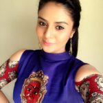 Sreemukhi Instagram - Happy mornings! Happy Sundays! Happy selfie from Guntur! Love the kalamkari's by @rekhas_couture! Full look soon! 😍☺ #Happysunday #happymorning #Guntur #Kalamkaris