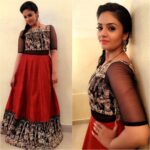 Sreemukhi Instagram – Love for the Kalamkari’s! Designed by @rekhas_couture! Happy Sunday! Happy Valentines week! 😍☺😄 #Kalamkaris #designeroutfitdiaries #Sunday #Valentinesweek