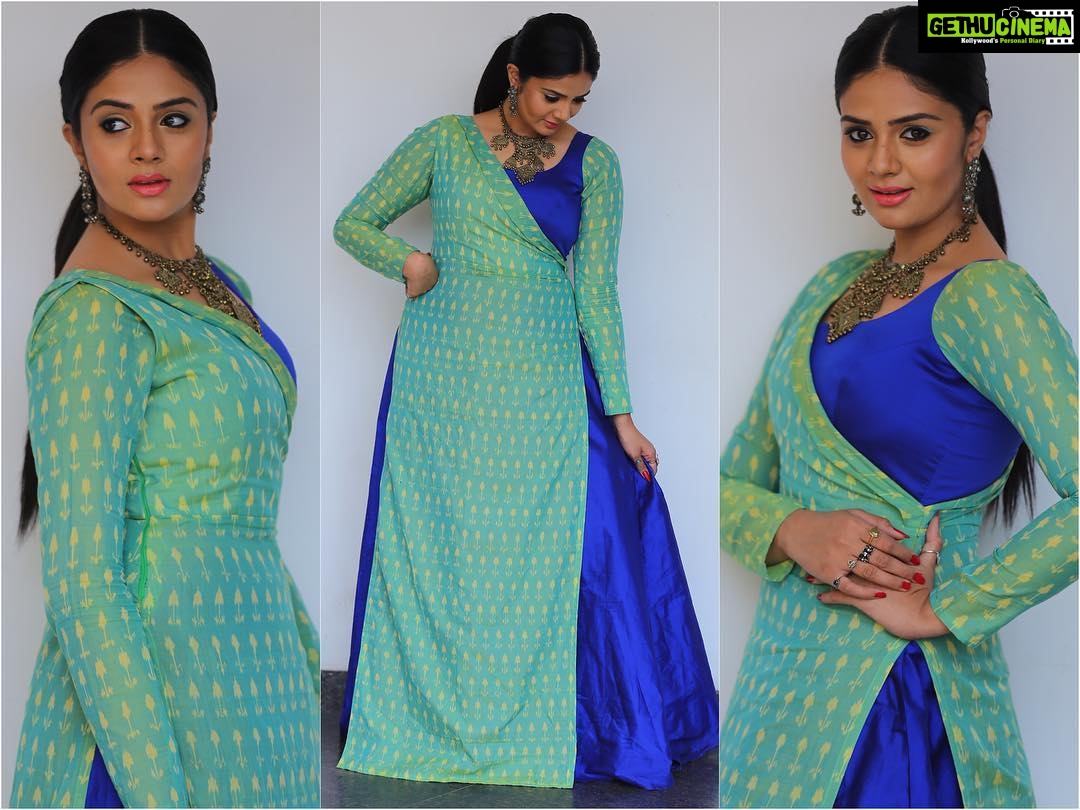 Sreemukhi Instagram - Look of the day! In @rekhas_coutures outfit by Kirthana! πβΊπ #designeroutfitdiaries #lookoftheday #loveit