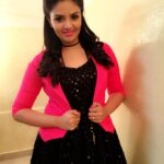 Sreemukhi Instagram - Jacket love! Lovely combination of colours by Kirthana @rekhas_couture for something interesting! Watch out for the space! 😍☺😄 #Jackets #shoottime #black&pinks #lovelycombo #designeroutfitdiaries Annapurna Studios