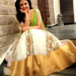 Sreemukhi Instagram – When in hurry and doubt wear something traditional! It always suits me the best! Isn’t it? That’s by @sonyfashions_sonyreddy for Genes😍☺😁#shoottime #festive #genes #sankranthispecial #hurry #doubt #traditional #designeroutfitdiaries