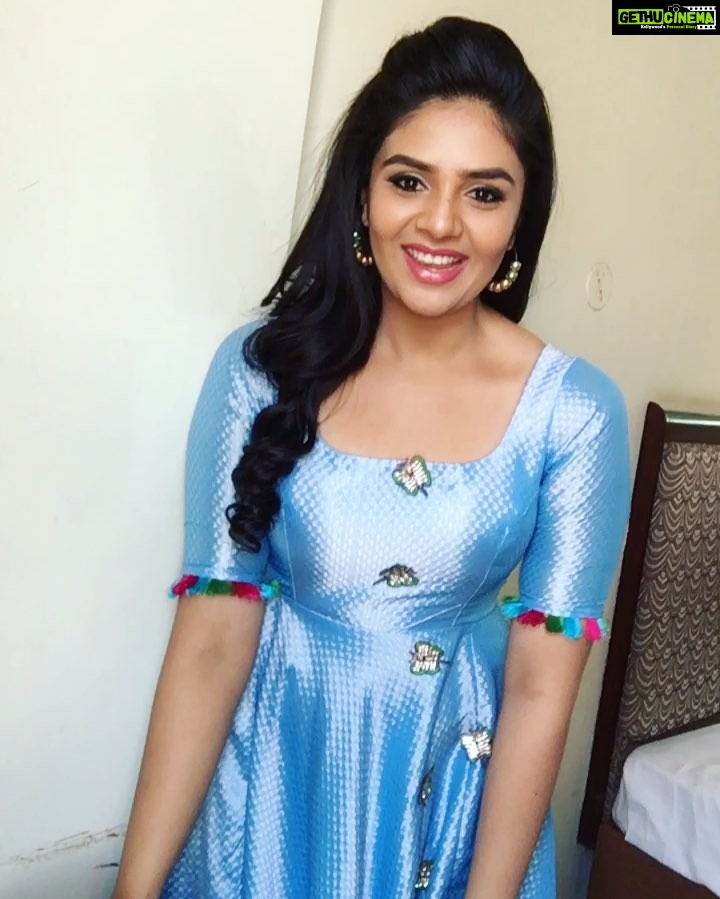 Sreemukhi Instagram - Five lakh amazing Instagram followers! I love you all! Keep it coming! #500k #fivellakhfollowers #sreemukhi #instagram #Iloveyouall #happy πβΊπβ€οΈ