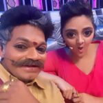 Sreemukhi Instagram - Alien ❤️ Rayudu! Jab we met! 🥰 @jabardasth_avinash PS- Our lip sync is amazing ☺️ #sreemukhi #avinash #alienmeeysrayudu #reels #love #reelpannungafeelpannunga