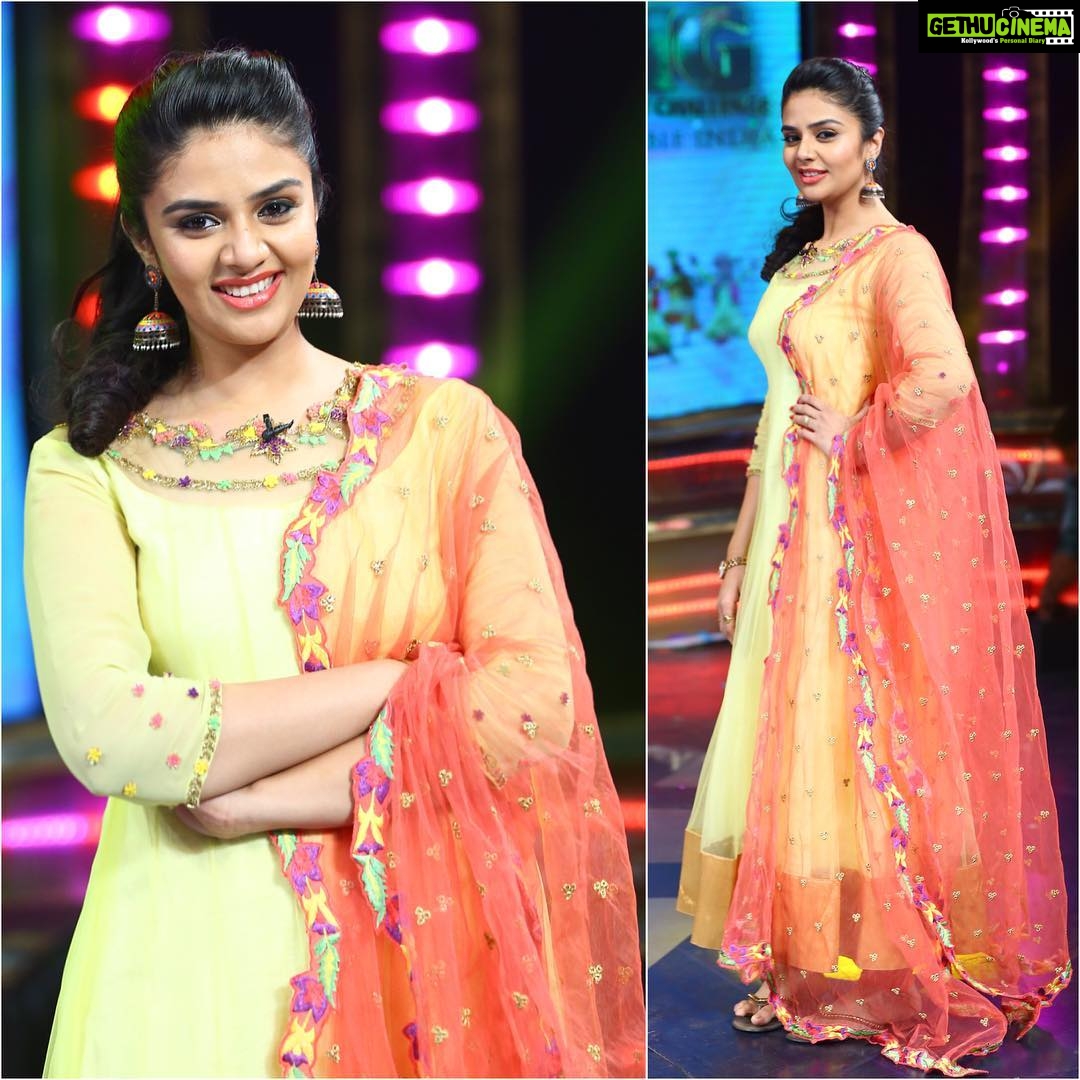 Sreemukhi Instagram - Big Celebrity Challenge kickstarts with us on Zee Telugu tonight! In this cute looking outfit by @sonyfashions_sonyreddy! Tune into Zee in half an hour! #designeroutfitdiaries #BCC #startstonight #Zeetelugu πβΊοΈπ
