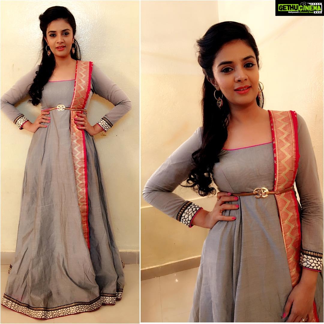 Sreemukhi Instagram - In @rekhas_couture label by Kirthana last night in Pataas! Tradition and a modern touch too! #Pataas #sreemukhigarage #designeroutfitdiaries #tradition #modern πβΊοΈπ