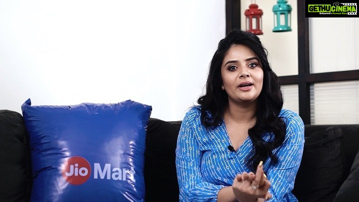 Sreemukhi Instagram - @jiomartofficial 😄 సంవత్సరమంతా ప్రతిరోజూ మీ నిత్యవసరాలపై మీరు ఇప్పుడు డబ్బు పొదుపు చేసుకోగలరనే మాట వింటే ఎలా ఉంటుంది. ఇది నిజం. మీరు చేయవలసిందల్లా నేడే JioMart యాప్ డౌన్లోడ్ చేసుకోండి. వారు సంవత్సరమంతా అద్భుతమైన డీల్స్ మరియు డిస్కౌంట్స్ అందించడం మాత్రమే కాకుండా, వారు ఇంటికి ఉచితంగా డెలివరీ కూడా చేస్తారు మరియు కనీస ఆర్డర్ విలువ అనేది లేదు. యథార్థంగా ఉండడం ఎంతో బాగా అనిపిస్తుంది కదా? నేడే ఆర్డర్ చేసి ట్రై చేయండి #JioMart #ThankYouJioMart # ఫ్రీ హోమ్ డెలివరి