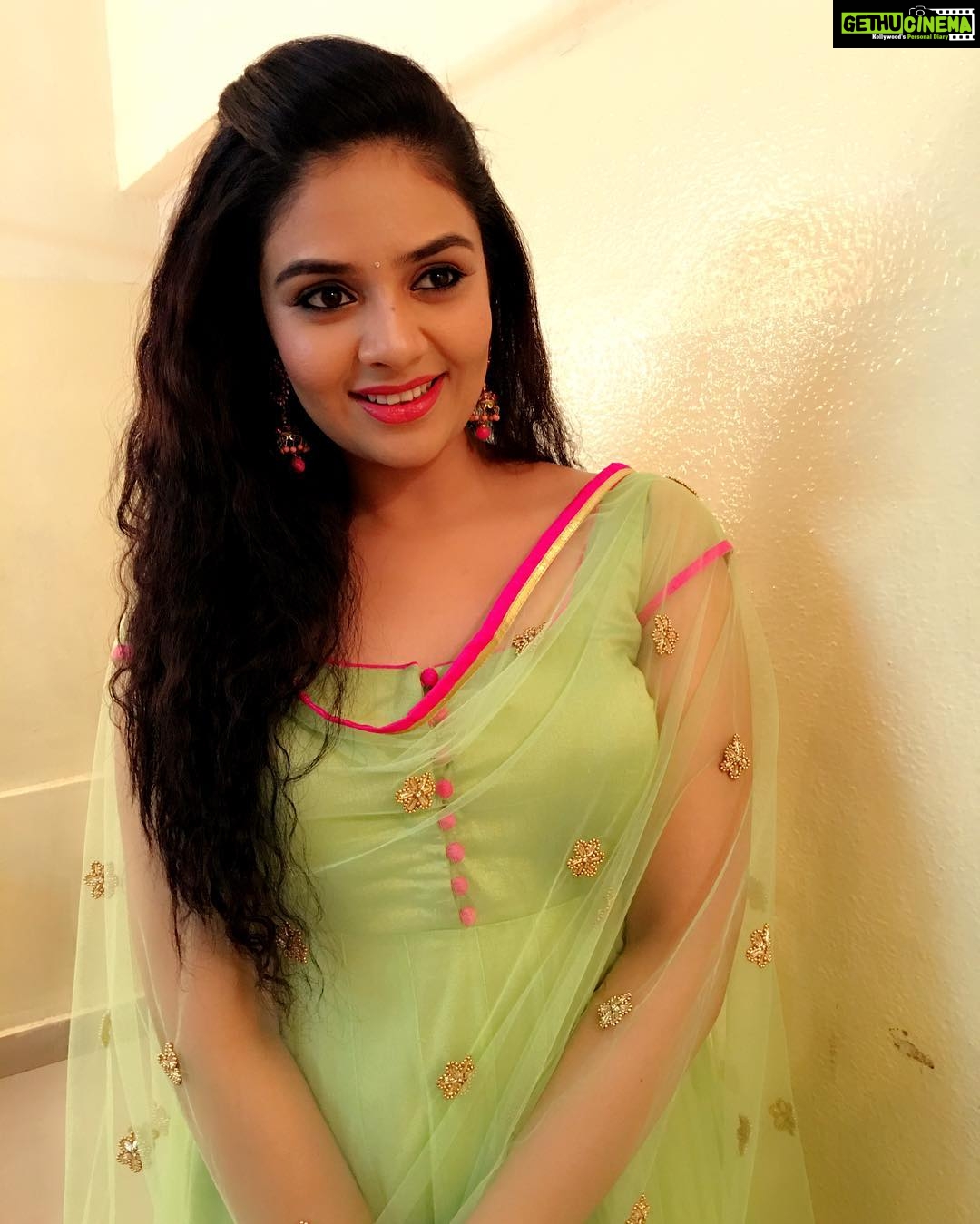 Sreemukhi Instagram - Shoot time in this lovely attires by @rekhas_couture Any guesses for what is it?! #designeroutfitdiaries #shoottime #guesskaro #traditional πβΊοΈπ Annapurna Studios