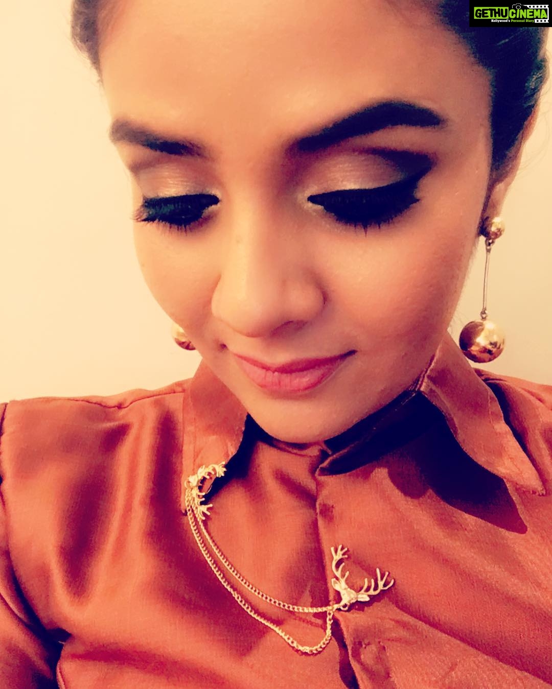 Sreemukhi Instagram - At shoot! The beautiful eye make up is done by my make up guy Nookayya.. Nookesh! #makeup #dailyroutine #shoots #eyemakeup πβΊοΈπ