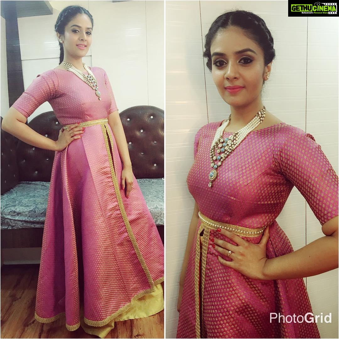 Sreemukhi Instagram - Royalty! The lovely neck pieces! Recent outfit that I wore for SSC Zee by @rekhas_couture Kirthana! She's my favourite π #designeroutfitdiaries #SSC #Zee #Royalty #neckpieces βΊοΈπ
