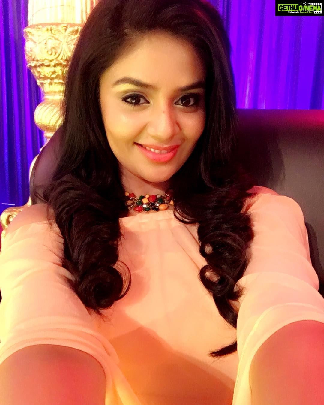 Sreemukhi Instagram - Shooting shooting wala selfie! #shoot #selfie #smiles πβΊοΈπ