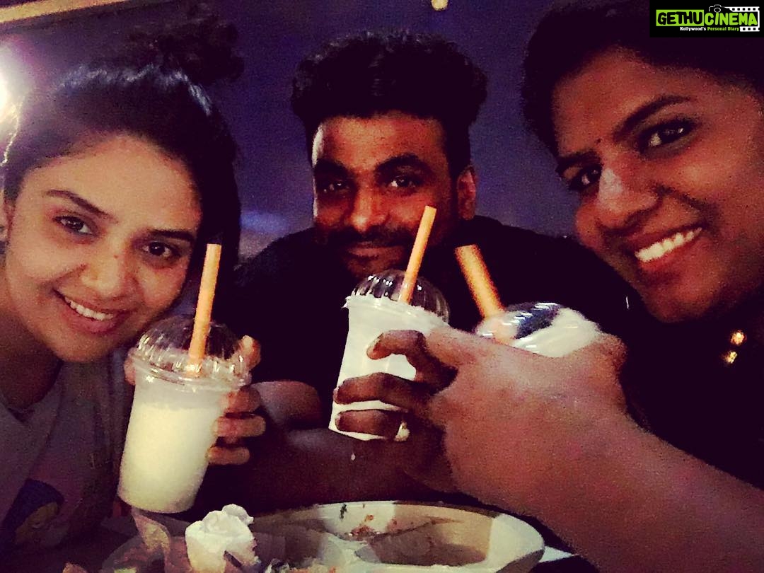 Sreemukhi Instagram - The latest late night addiction Banana Havana! #BananaHavana #smoothie #thickshakefactory #syaladrivein #latestaddiction #loveit #yummyinmytummy #latenights #friends πβΊοΈπ One Drive in