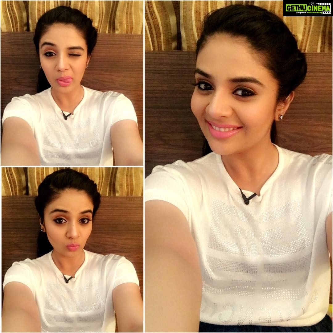 Sreemukhi Instagram - Pataas time! #Pataas #shoottime #whites #fun #Pataasdiaries πβΊοΈπ